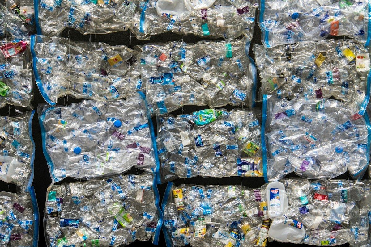 Balles de bouteilles plastique empilées