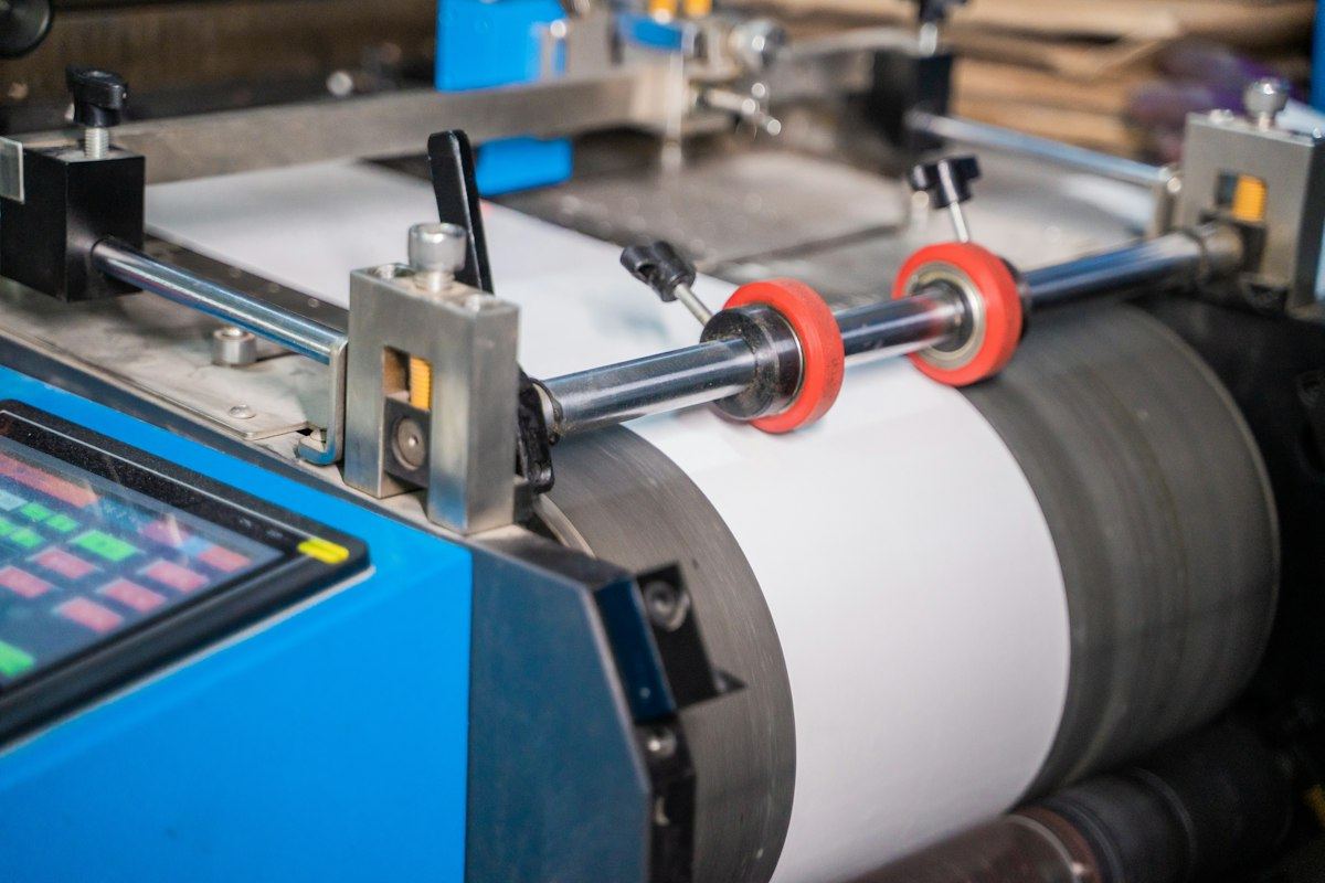 Bobine de film en cours d'enroulement sur une machine industrielle