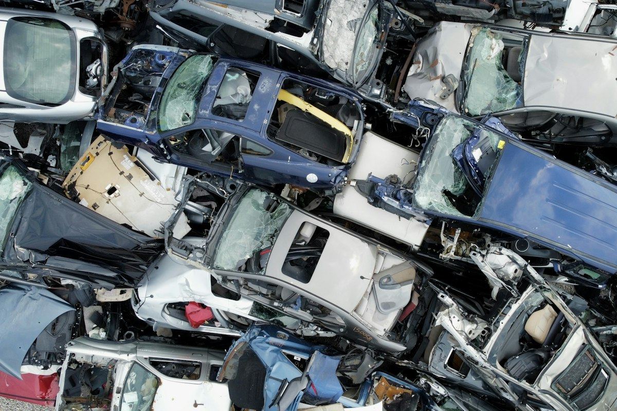 Carcasses de voitures compactées dans une casse