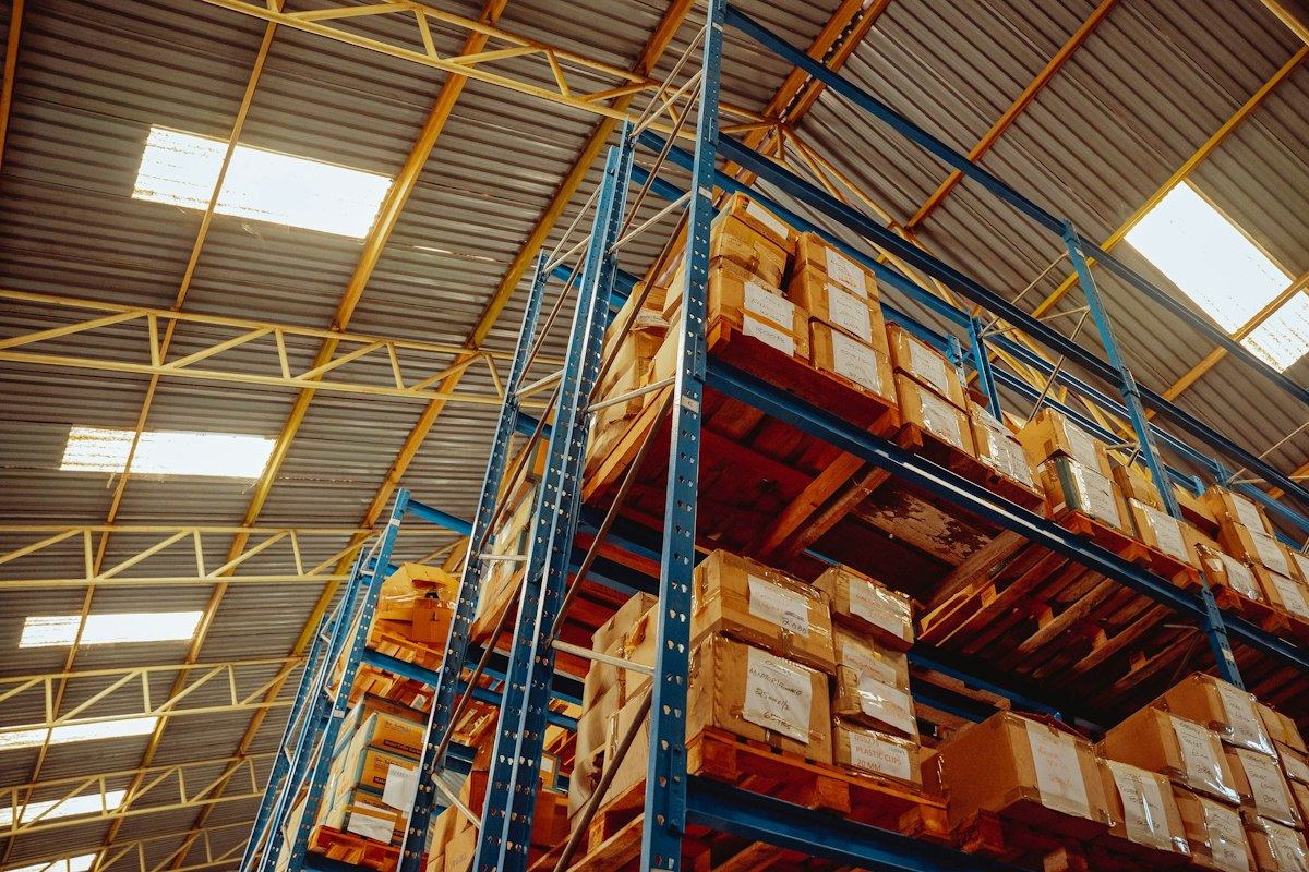 Entrepôt rempli de cartons sur palettes