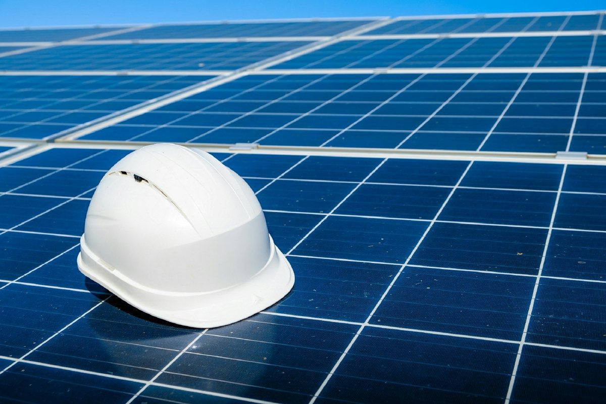 Casque de chantier posé sur un panneau solaire