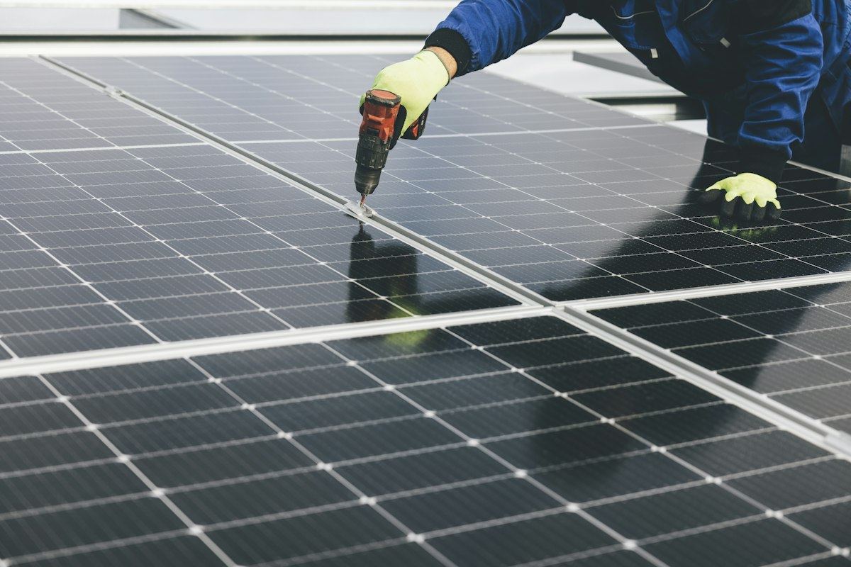 Technicien intervenant sur des panneaux photovoltaïques