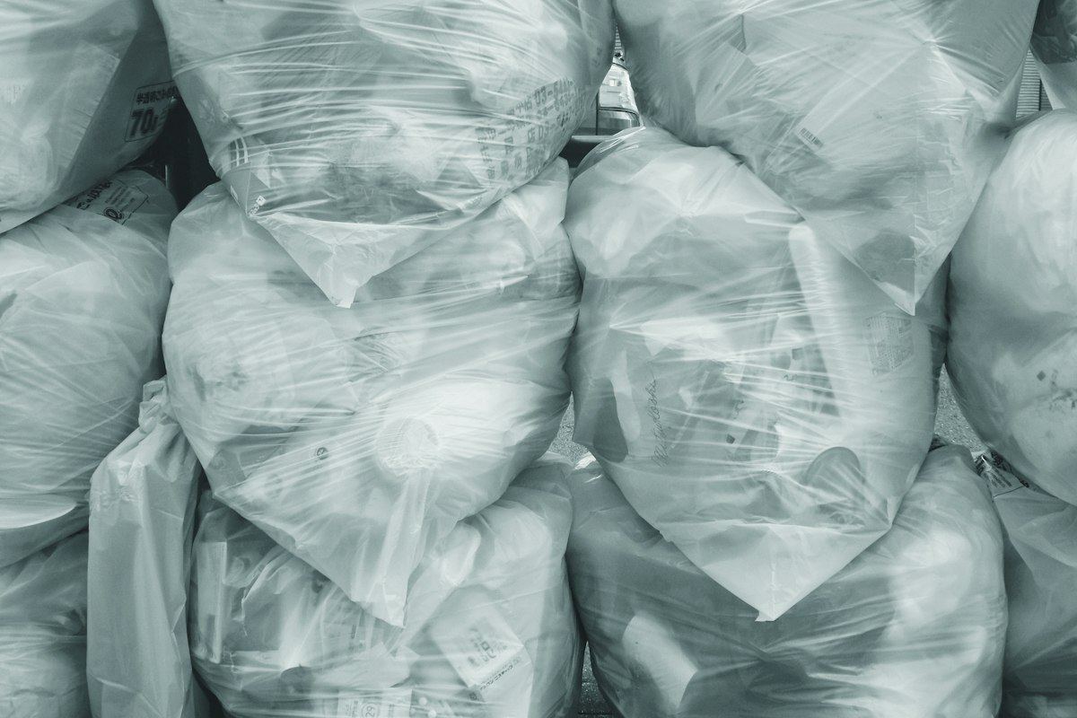 Sacs en plastique remplis